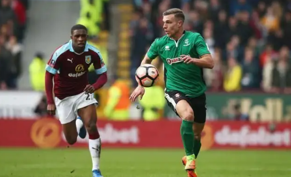 高一档！现场球迷实拍：塞鸟短时间调整+射门 成国足本场最大威胁